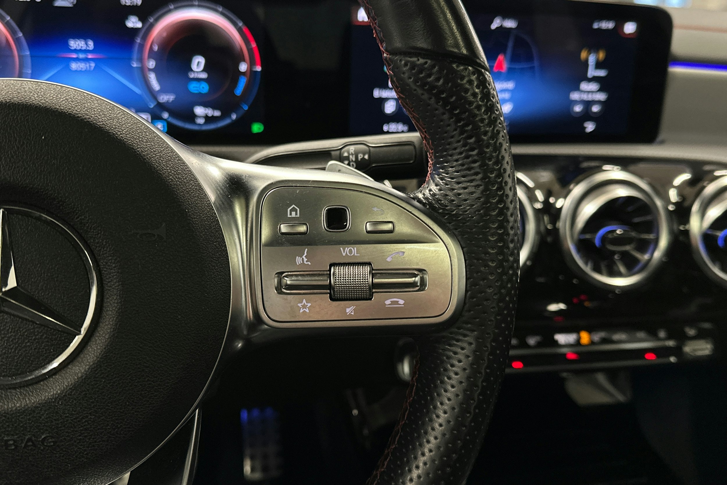 keltainen Mercedes-Benz CLA 2023 kuva 19.