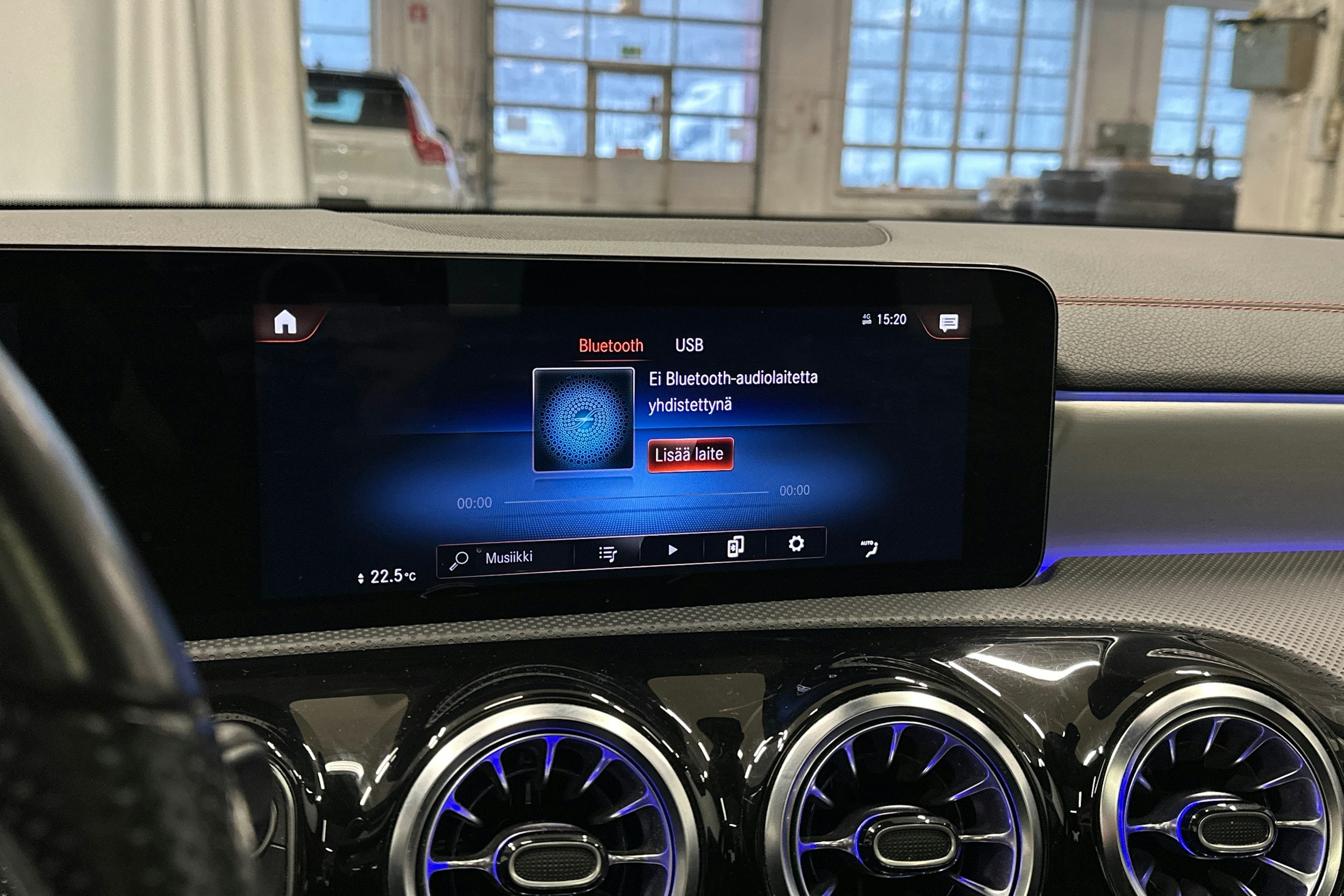 keltainen Mercedes-Benz CLA 2023 kuva 22.