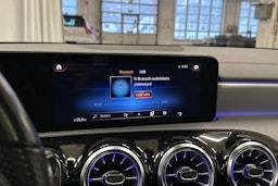 keltainen Mercedes-Benz CLA 2023 kuva 22.