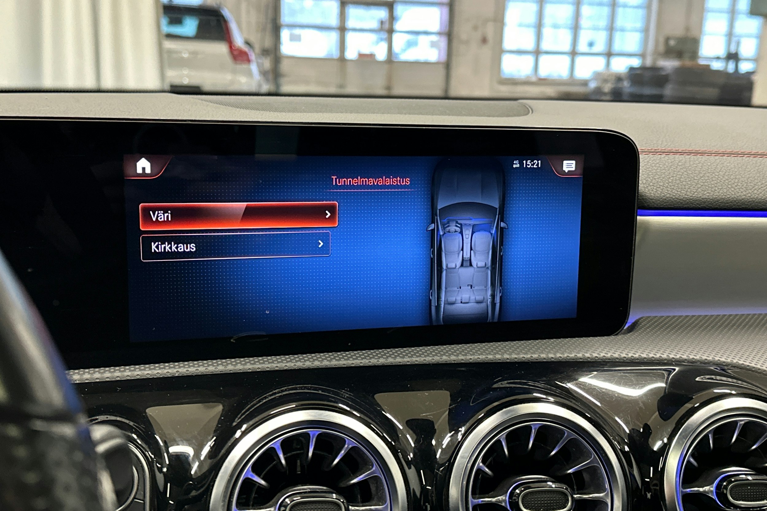 keltainen Mercedes-Benz CLA 2023 kuva 23.