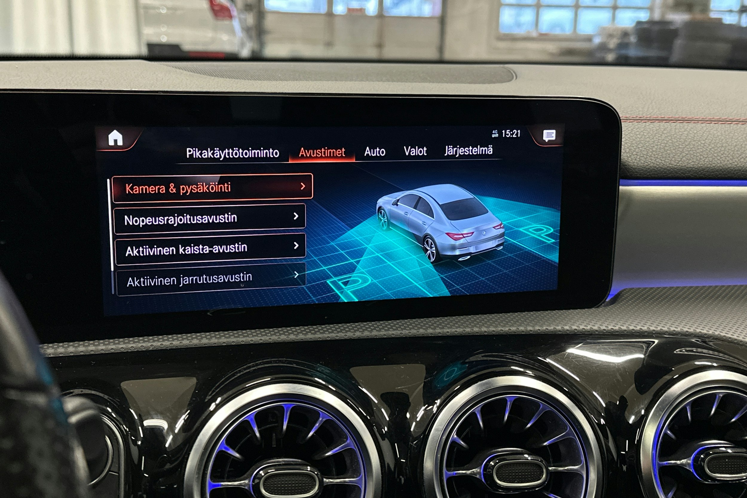 keltainen Mercedes-Benz CLA 2023 kuva 24.