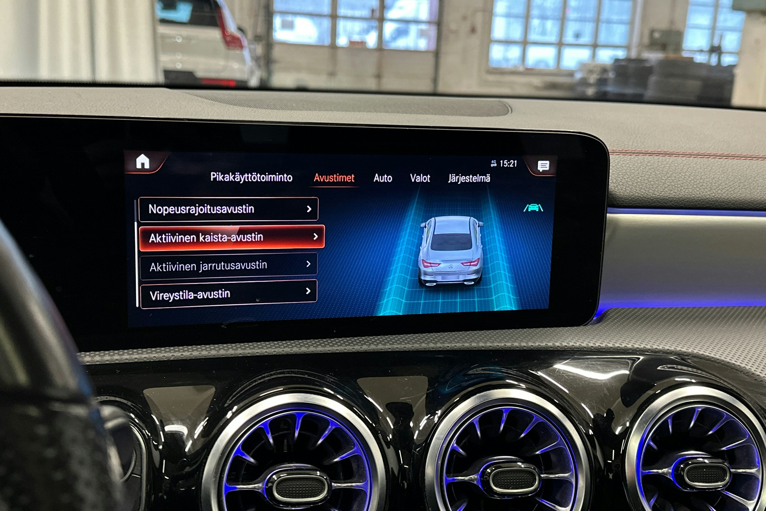 keltainen Mercedes-Benz CLA 2023 kuva 25.