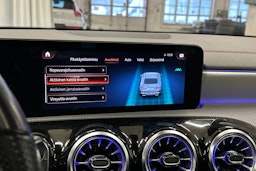 keltainen Mercedes-Benz CLA 2023 kuva 25.