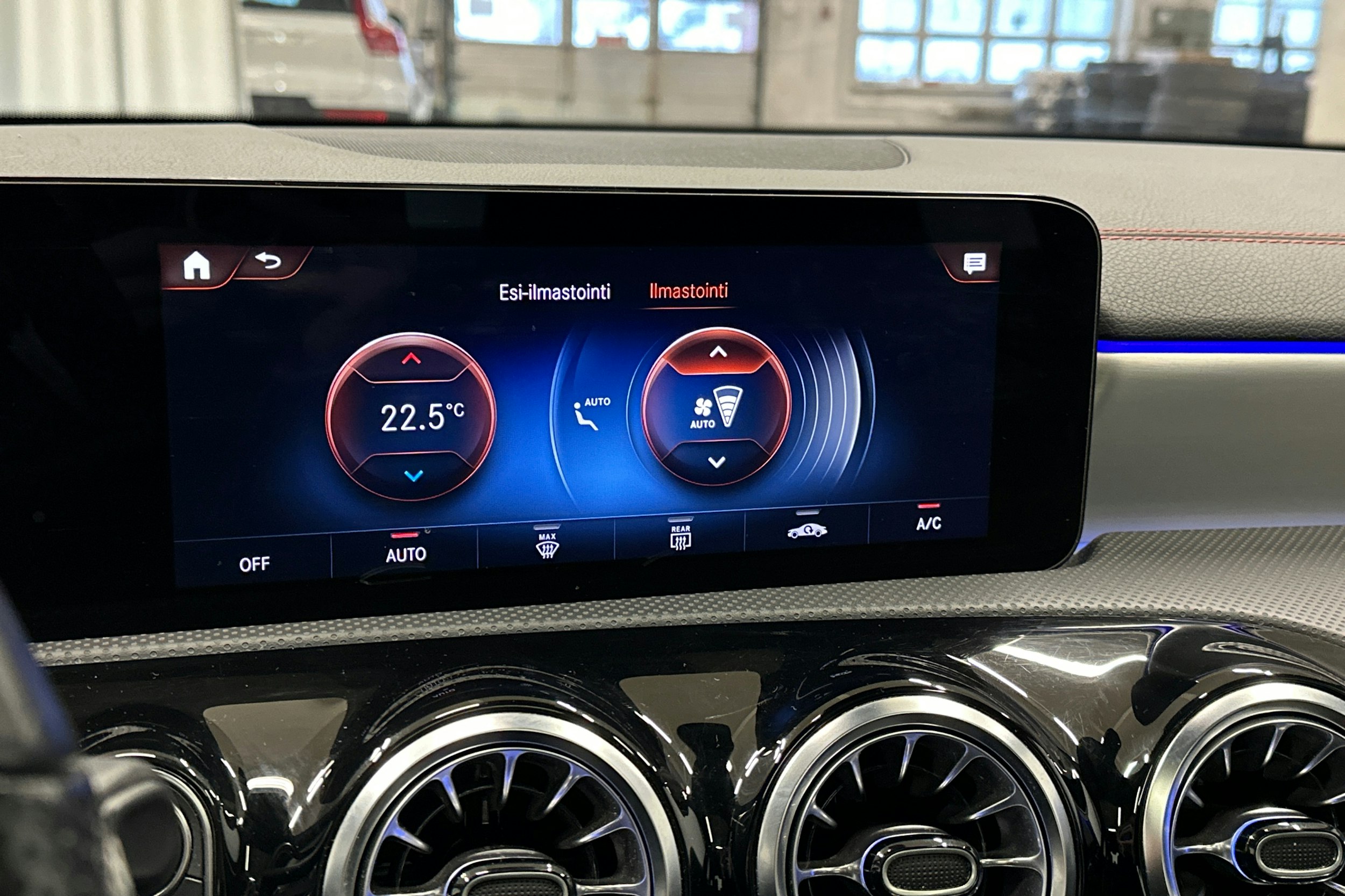 keltainen Mercedes-Benz CLA 2023 kuva 26.