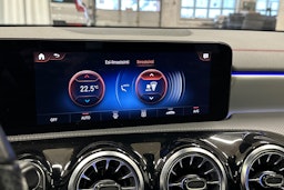 keltainen Mercedes-Benz CLA 2023 kuva 26.