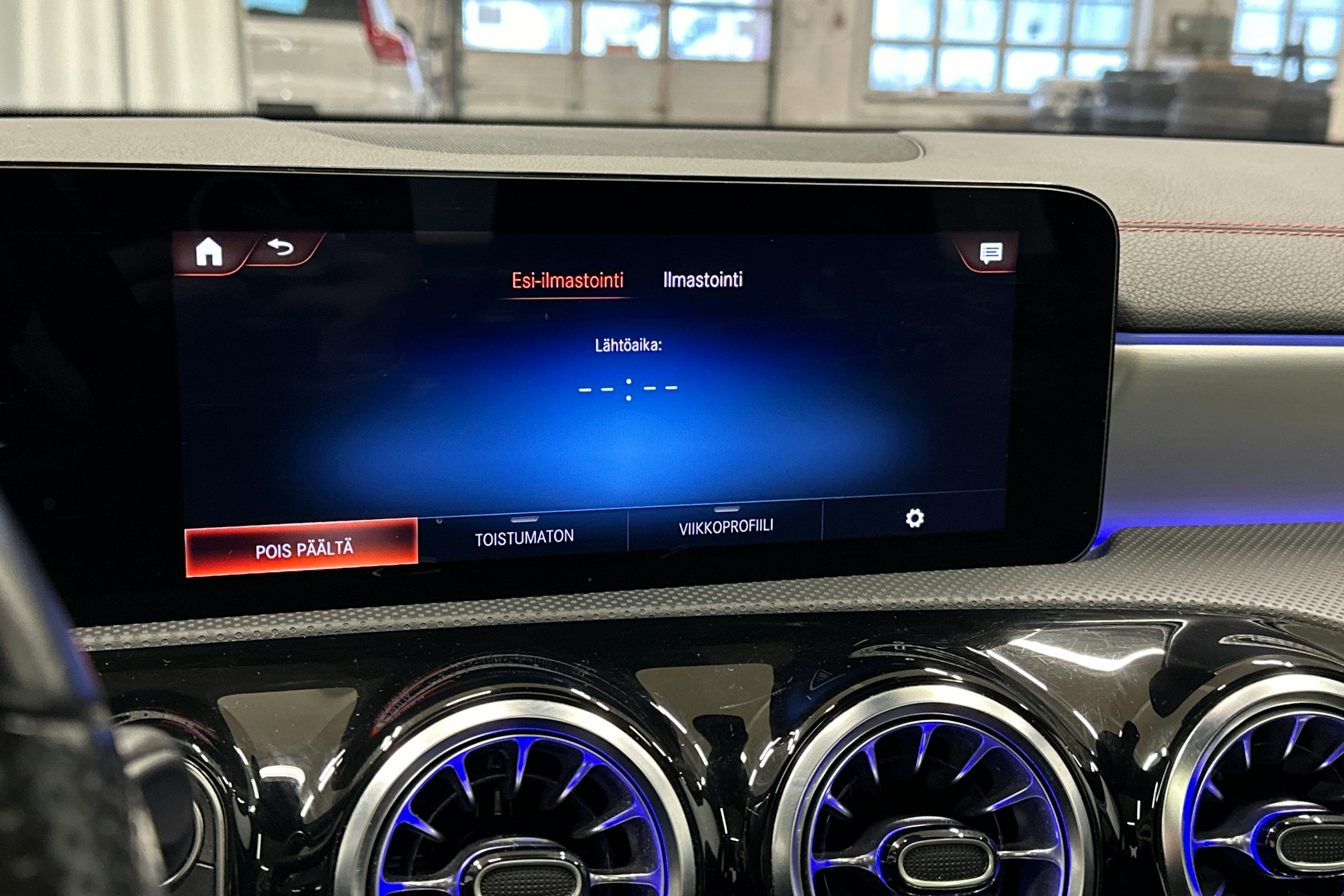 keltainen Mercedes-Benz CLA 2023 kuva 27.