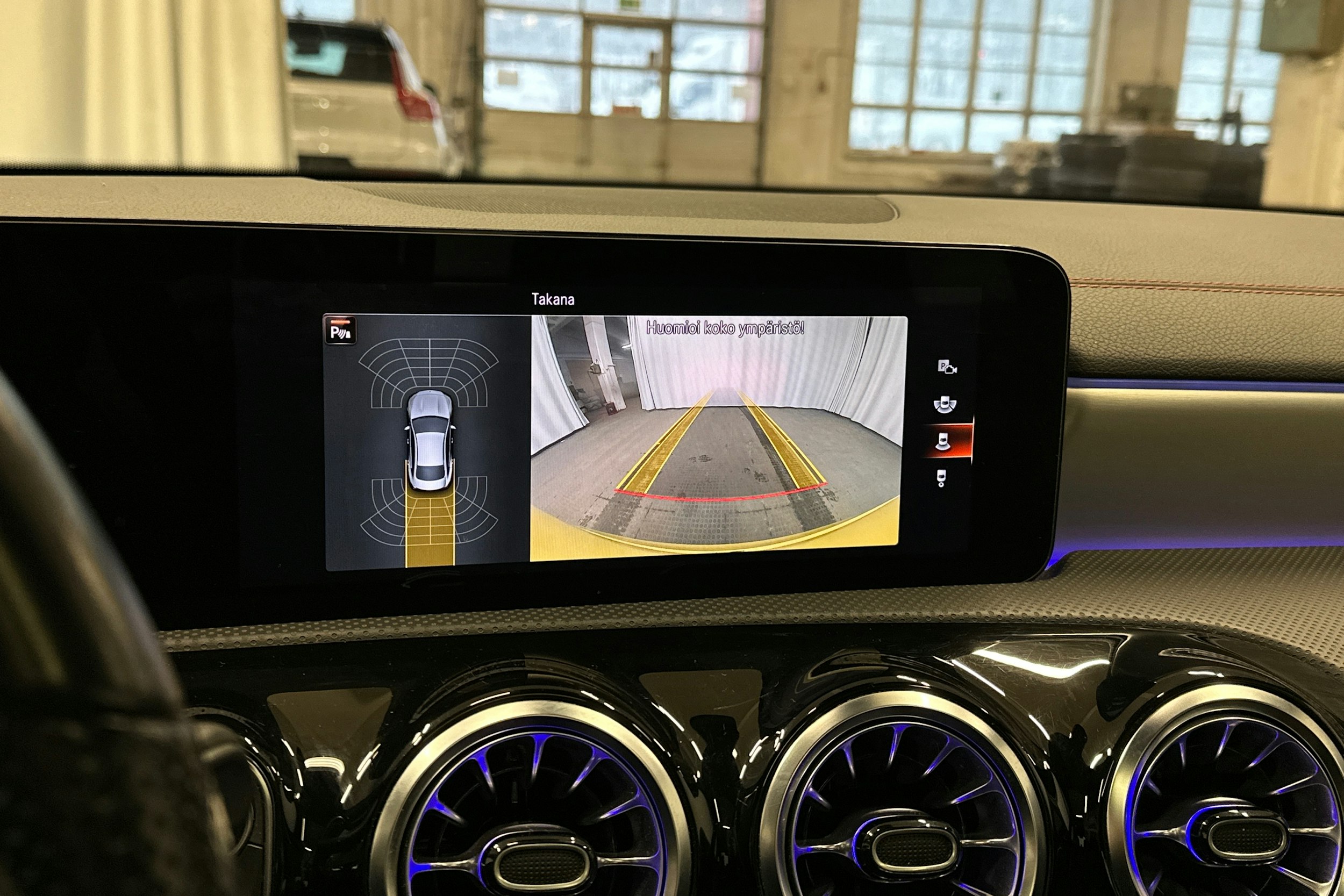 keltainen Mercedes-Benz CLA 2023 kuva 28.