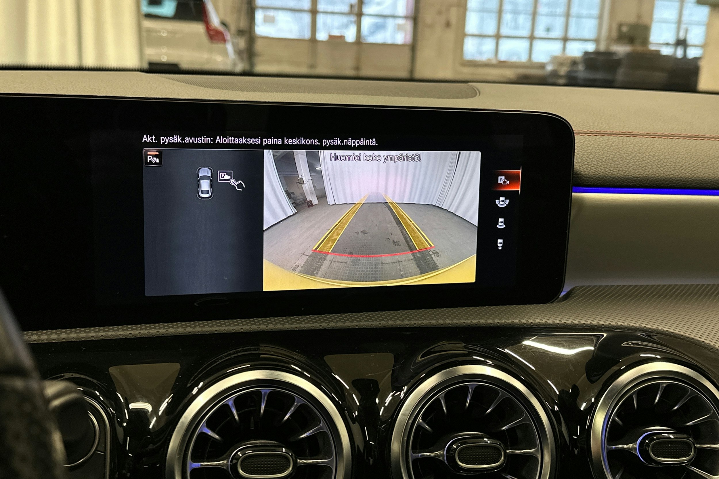 keltainen Mercedes-Benz CLA 2023 kuva 29.