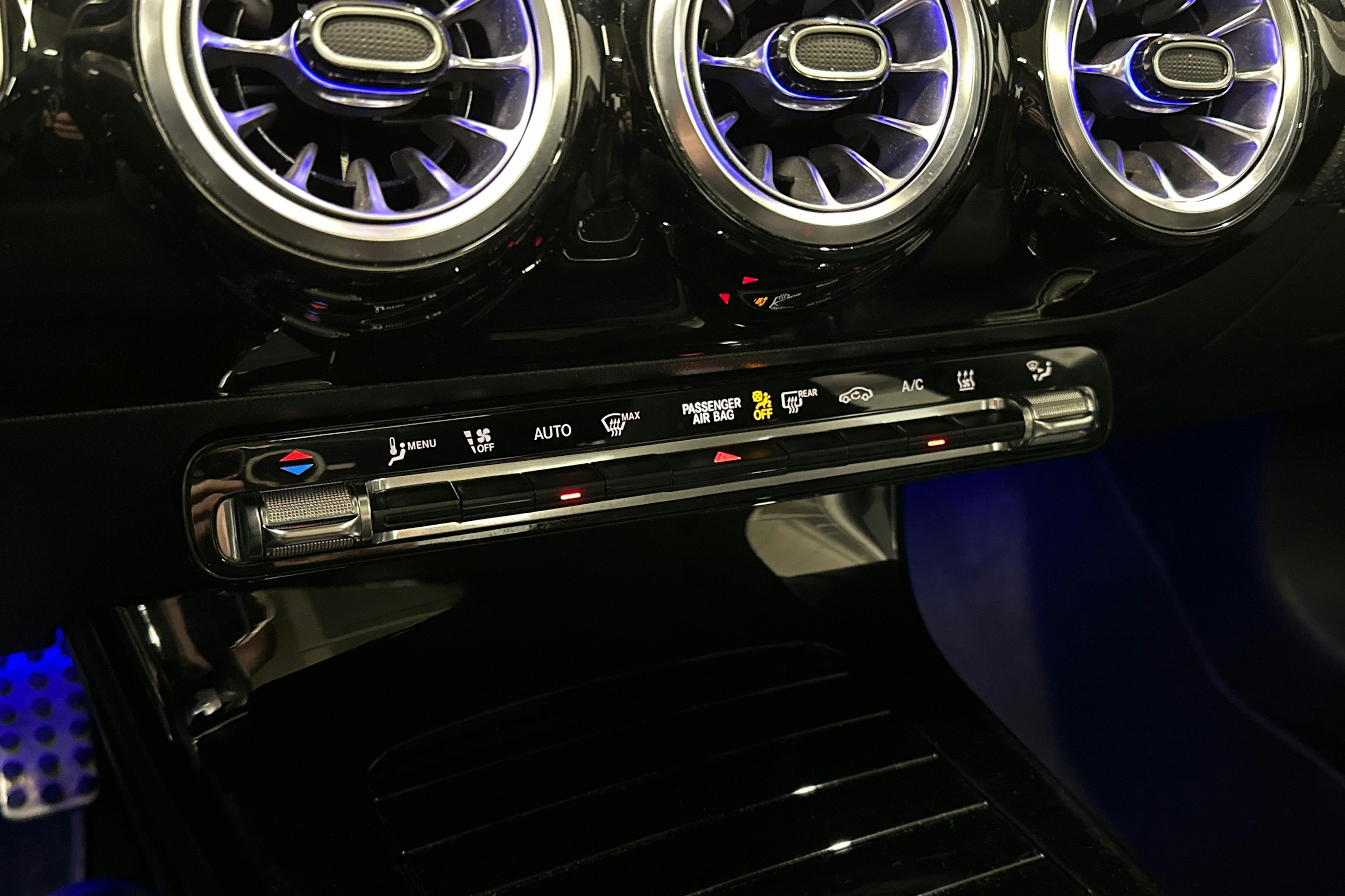 keltainen Mercedes-Benz CLA 2023 kuva 30.