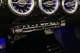 keltainen Mercedes-Benz CLA 2023 kuva 30.