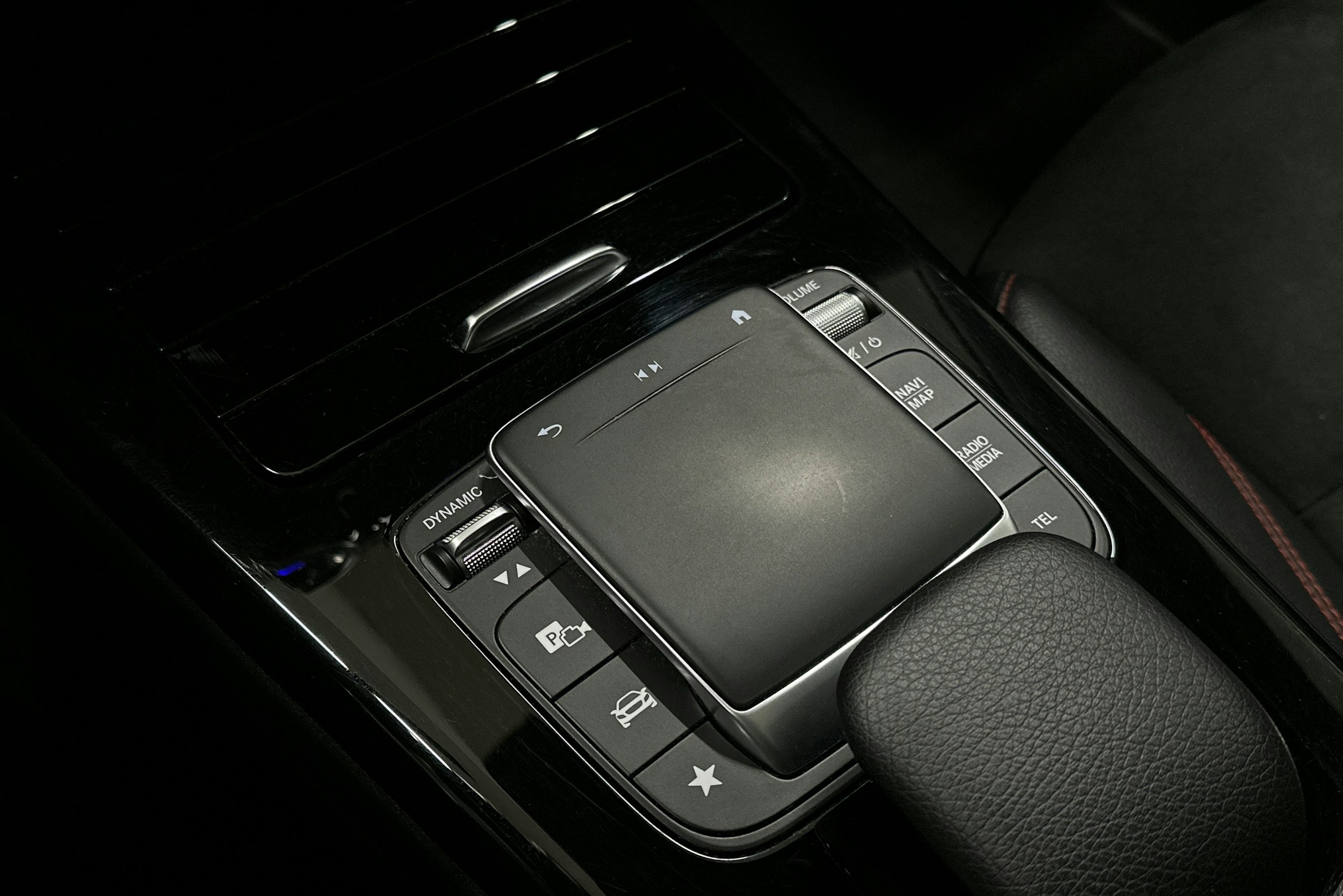 keltainen Mercedes-Benz CLA 2023 kuva 31.