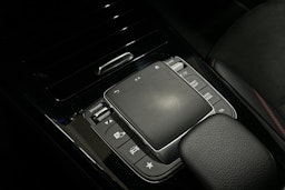 keltainen Mercedes-Benz CLA 2023 kuva 31.