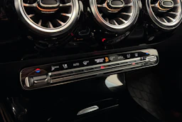 musta Mercedes-Benz CLA 2023 kuva 21.