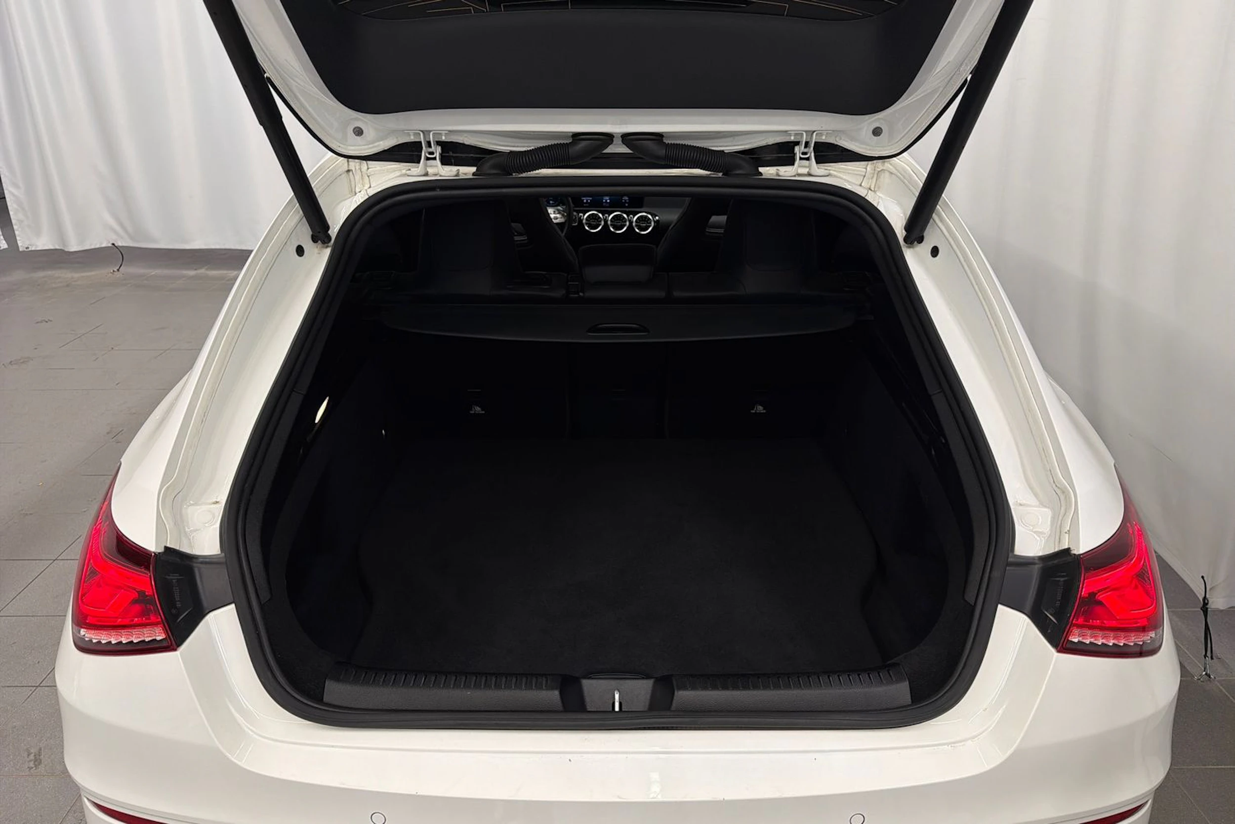 valkoinen Mercedes-Benz CLA 2023 kuva 12.