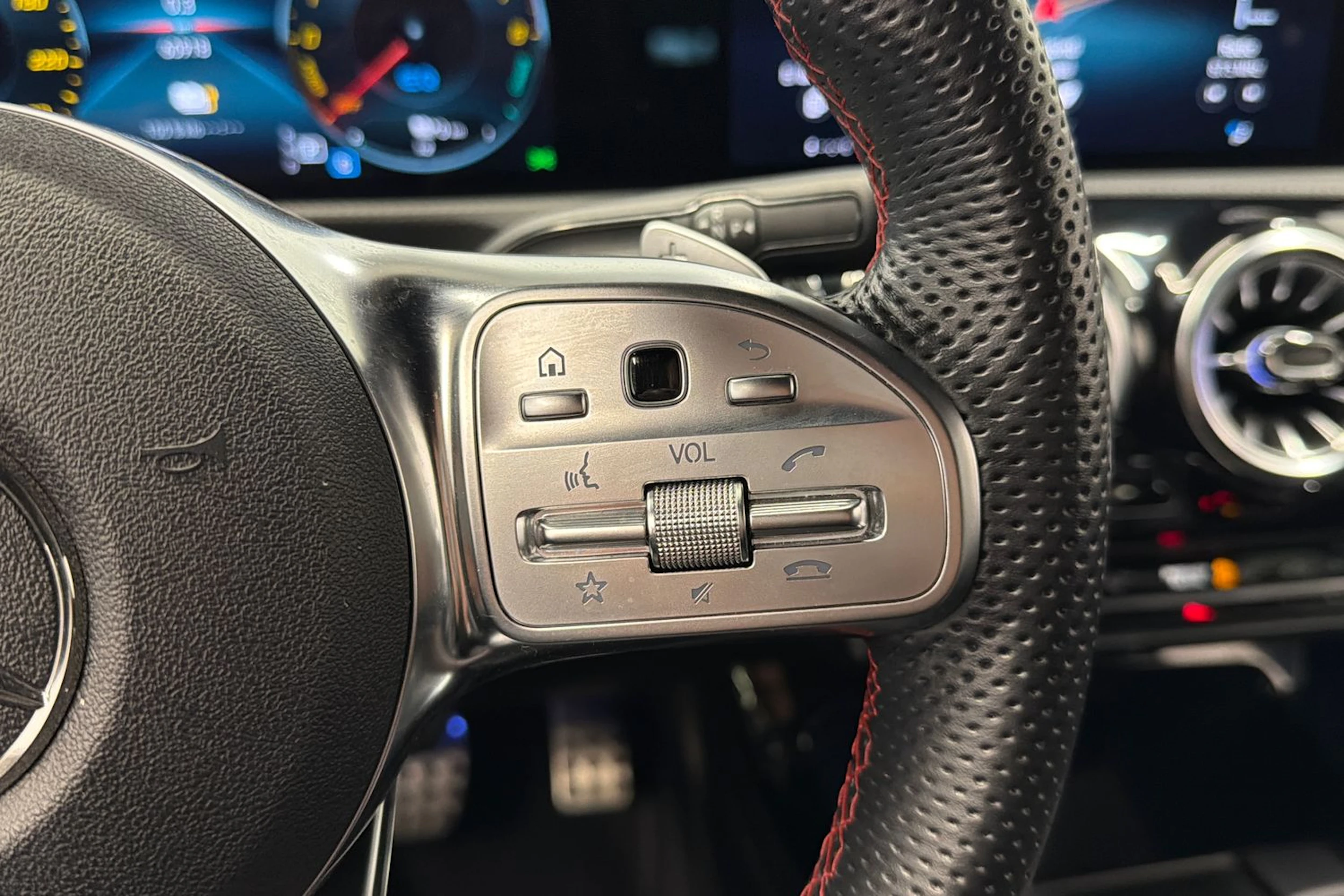 valkoinen Mercedes-Benz CLA 2023 kuva 17.