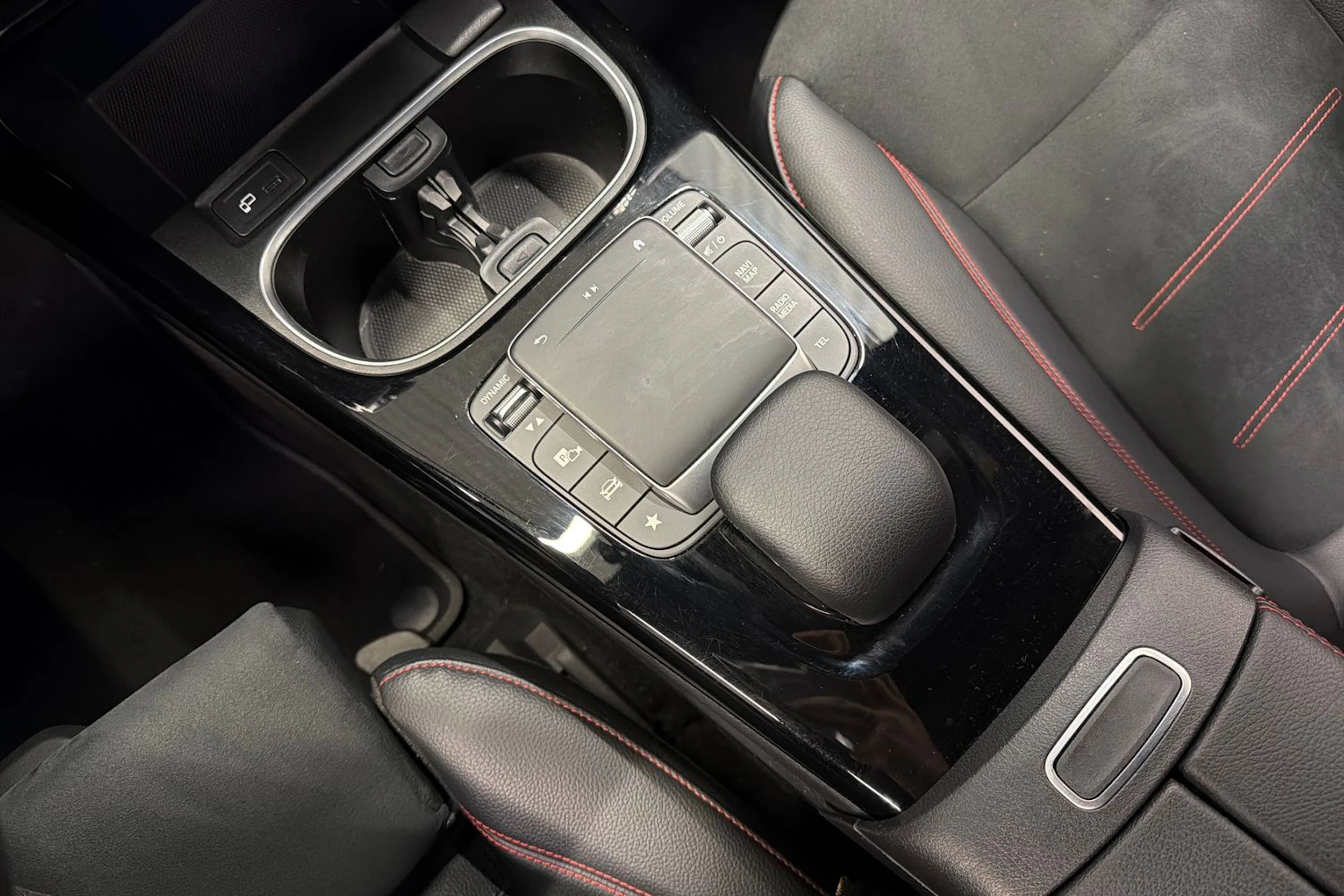 valkoinen Mercedes-Benz CLA 2023 kuva 24.
