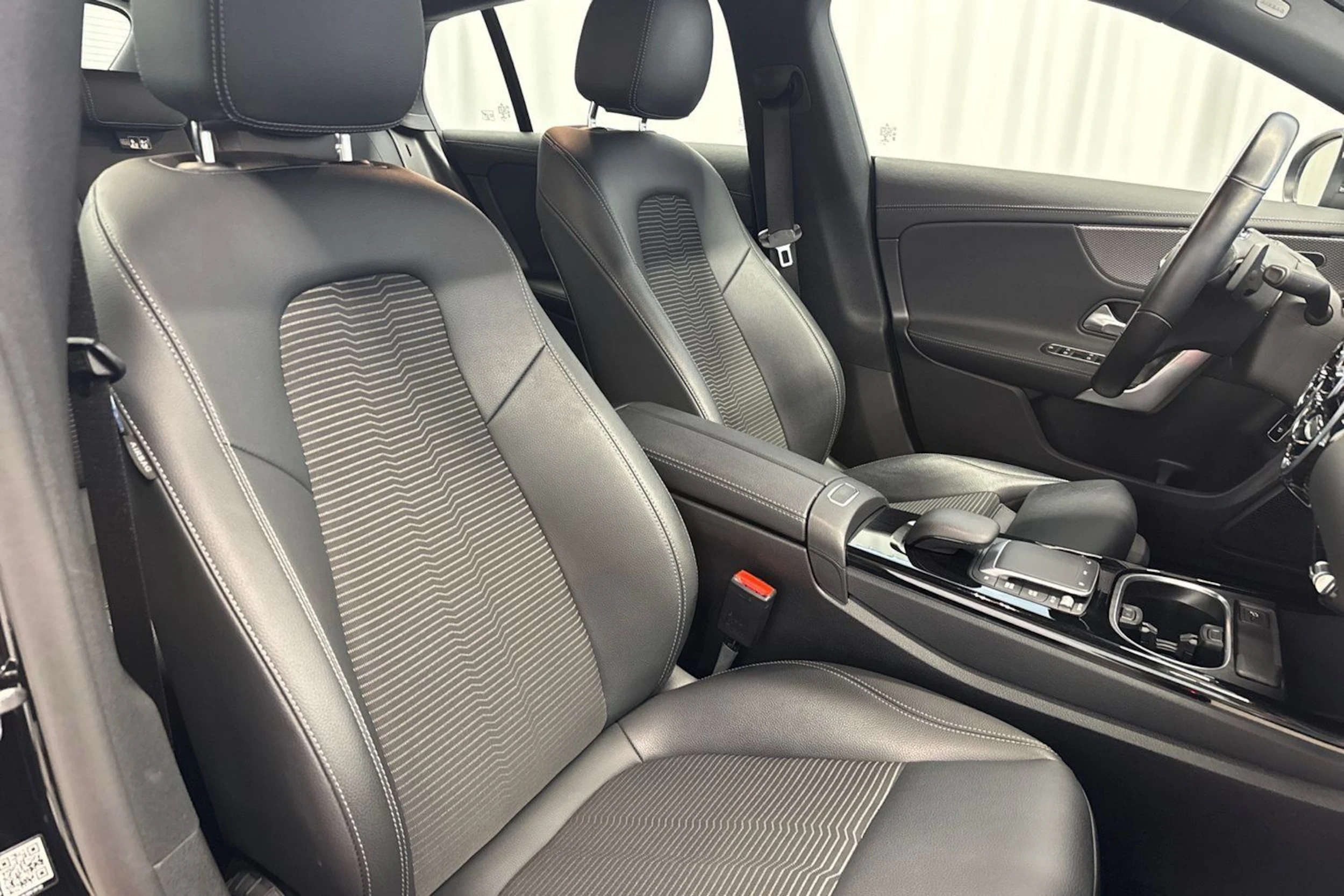 musta Mercedes-Benz CLA 2023 kuva 15.