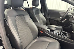 musta Mercedes-Benz CLA 2023 kuva 15.