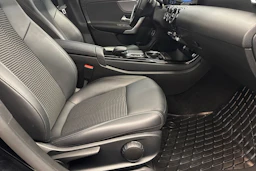 musta Mercedes-Benz CLA 2023 kuva 16.