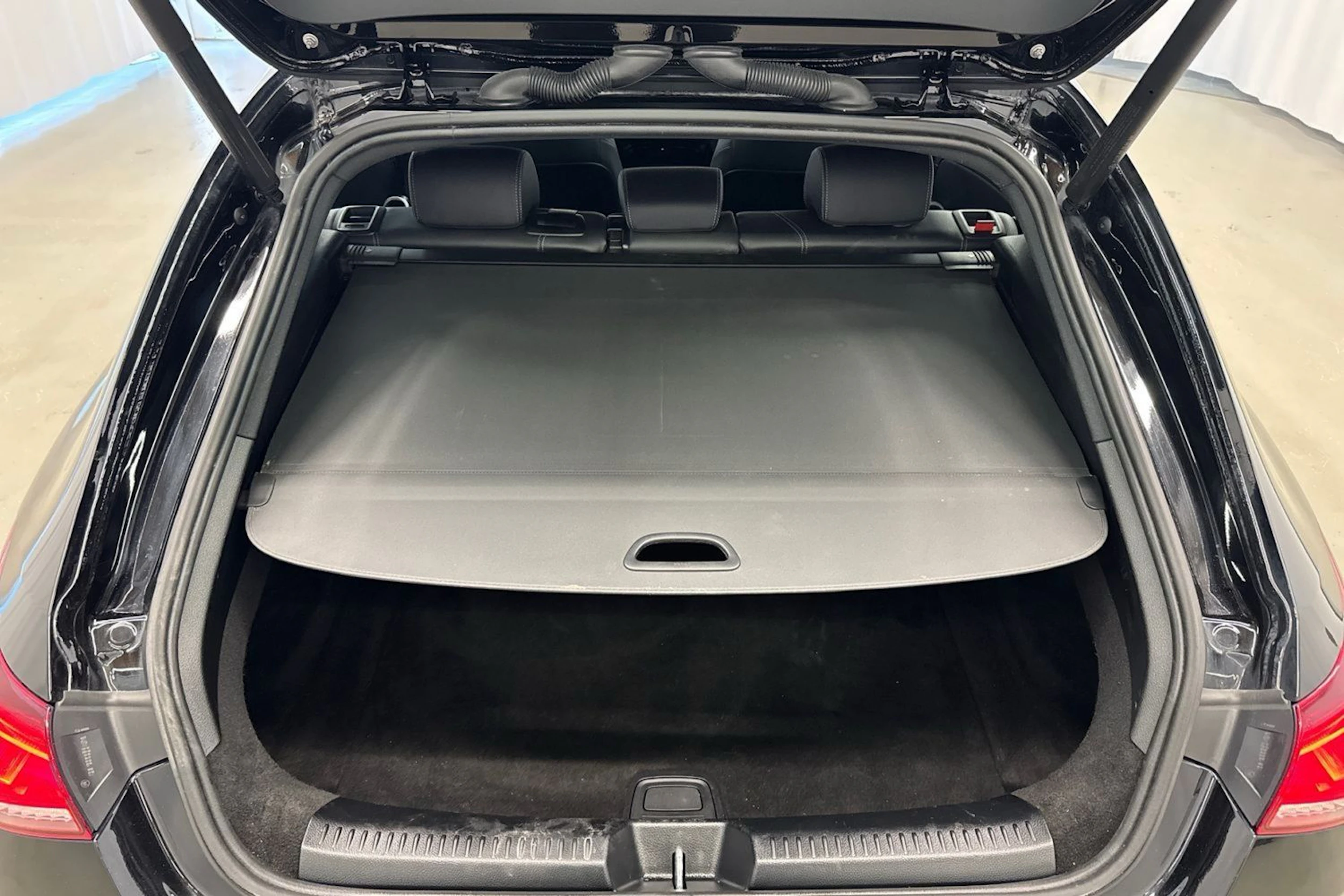 musta Mercedes-Benz CLA 2023 kuva 22.