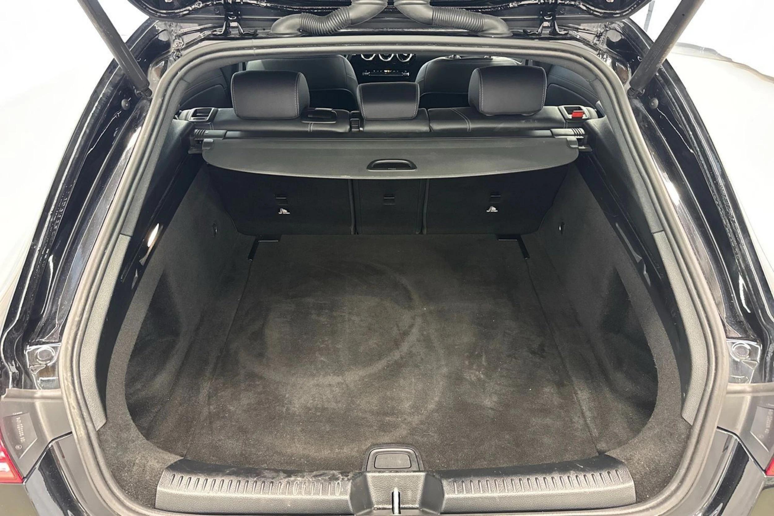 musta Mercedes-Benz CLA 2023 kuva 23.
