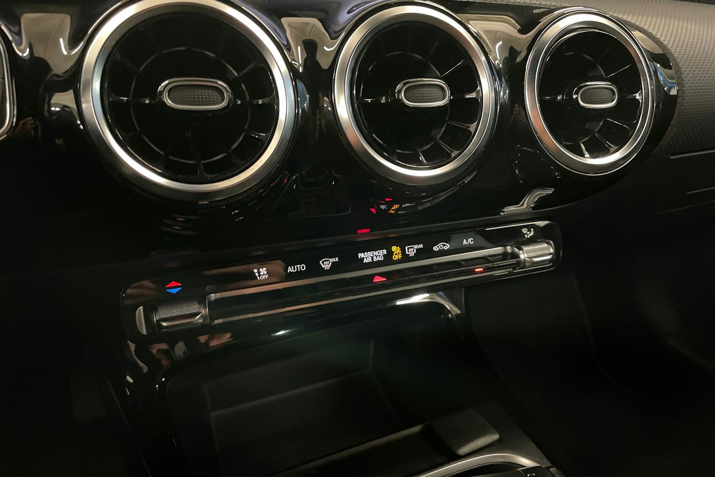 musta Mercedes-Benz CLA 2023 kuva 20.