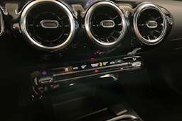 musta Mercedes-Benz CLA 2023 kuva 20.