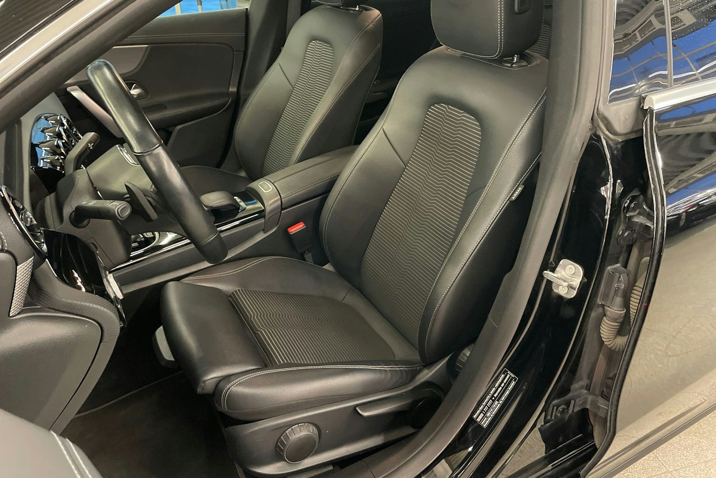 musta Mercedes-Benz CLA 2023 kuva 22.