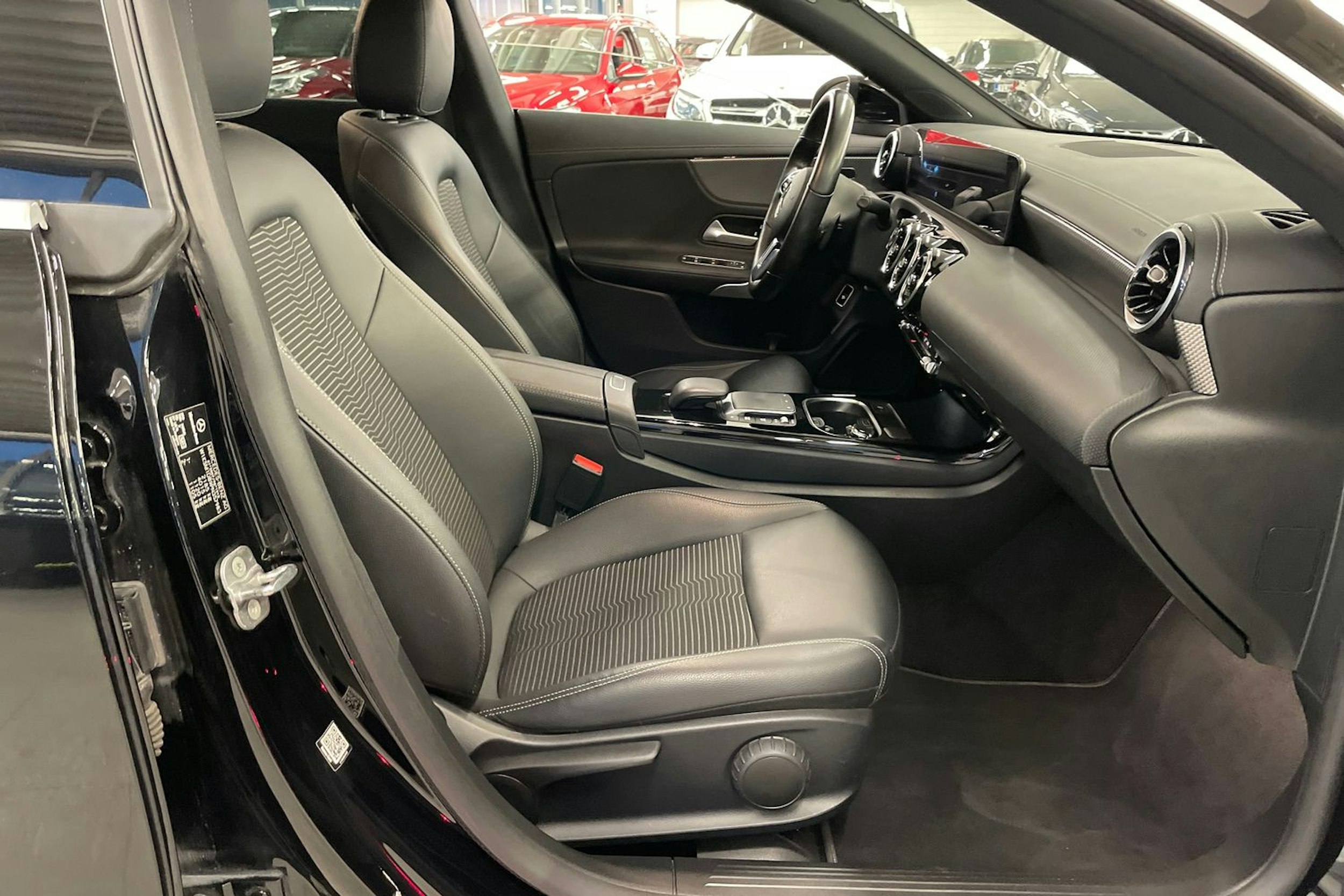 musta Mercedes-Benz CLA 2023 kuva 23.