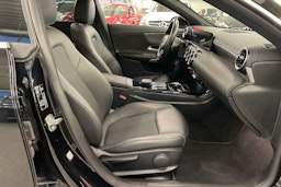 musta Mercedes-Benz CLA 2023 kuva 23.