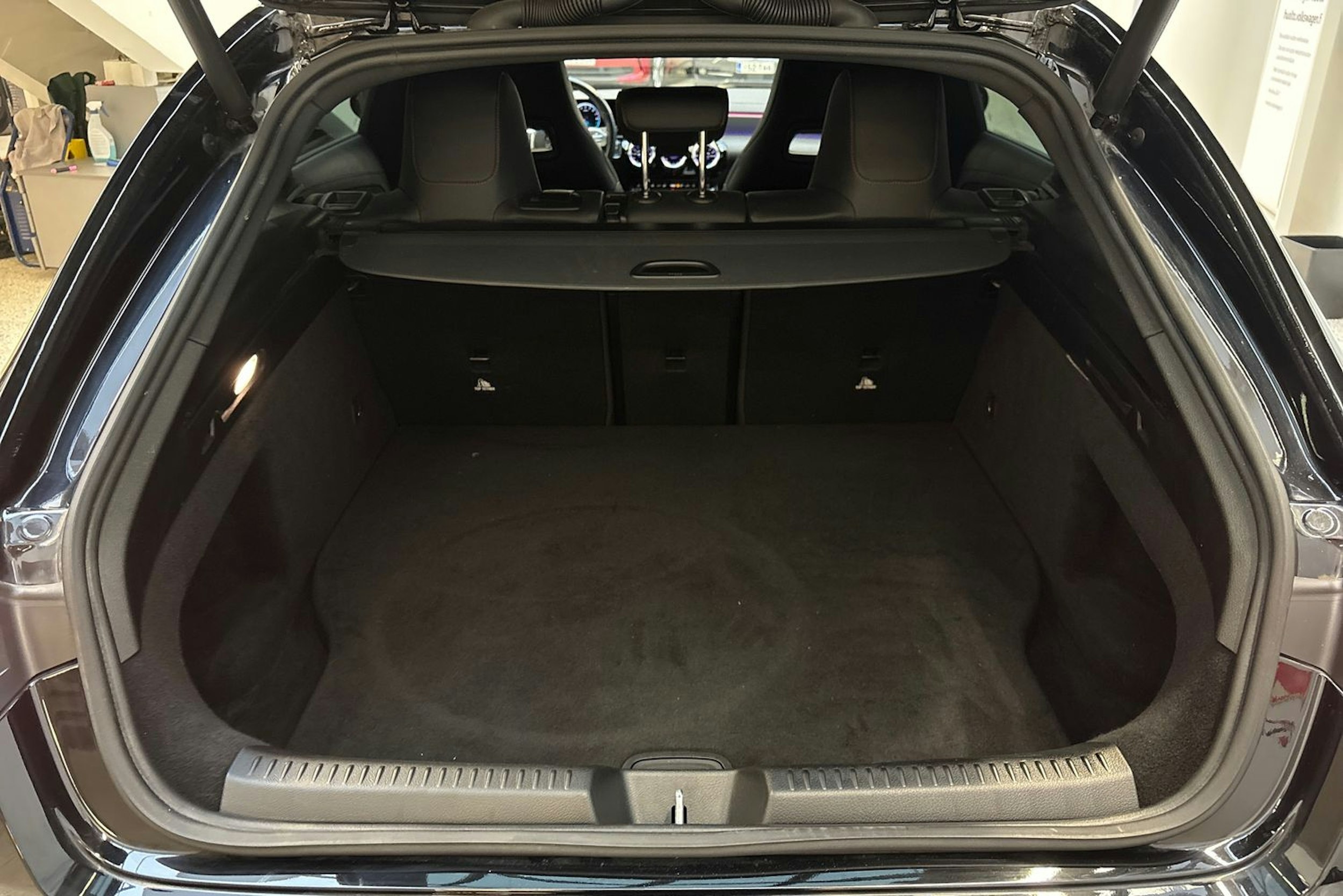 musta Mercedes-Benz CLA 2023 kuva 12.