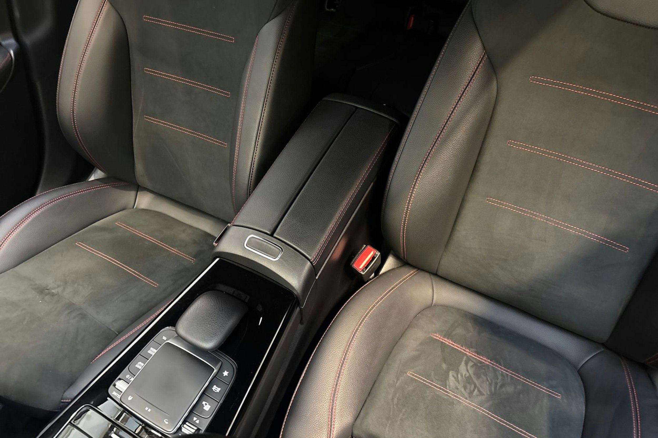 musta Mercedes-Benz CLA 2023 kuva 25.