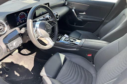 sininen Mercedes-Benz CLA 2025 kuva 3.