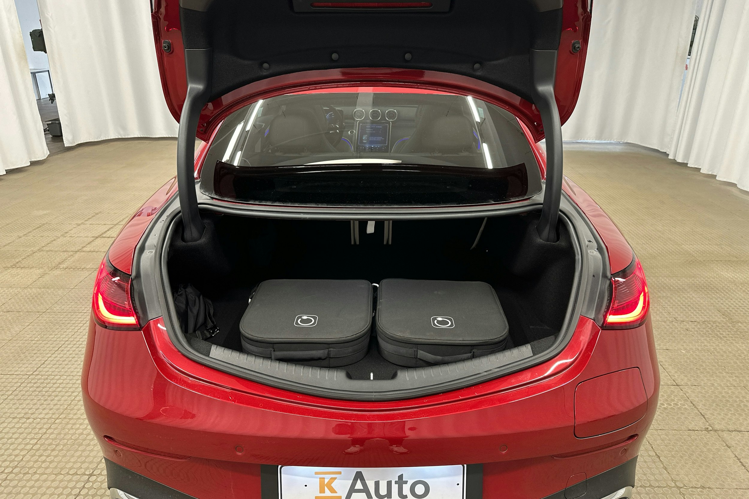 punainen Mercedes-Benz CLE 2024 kuva 24.