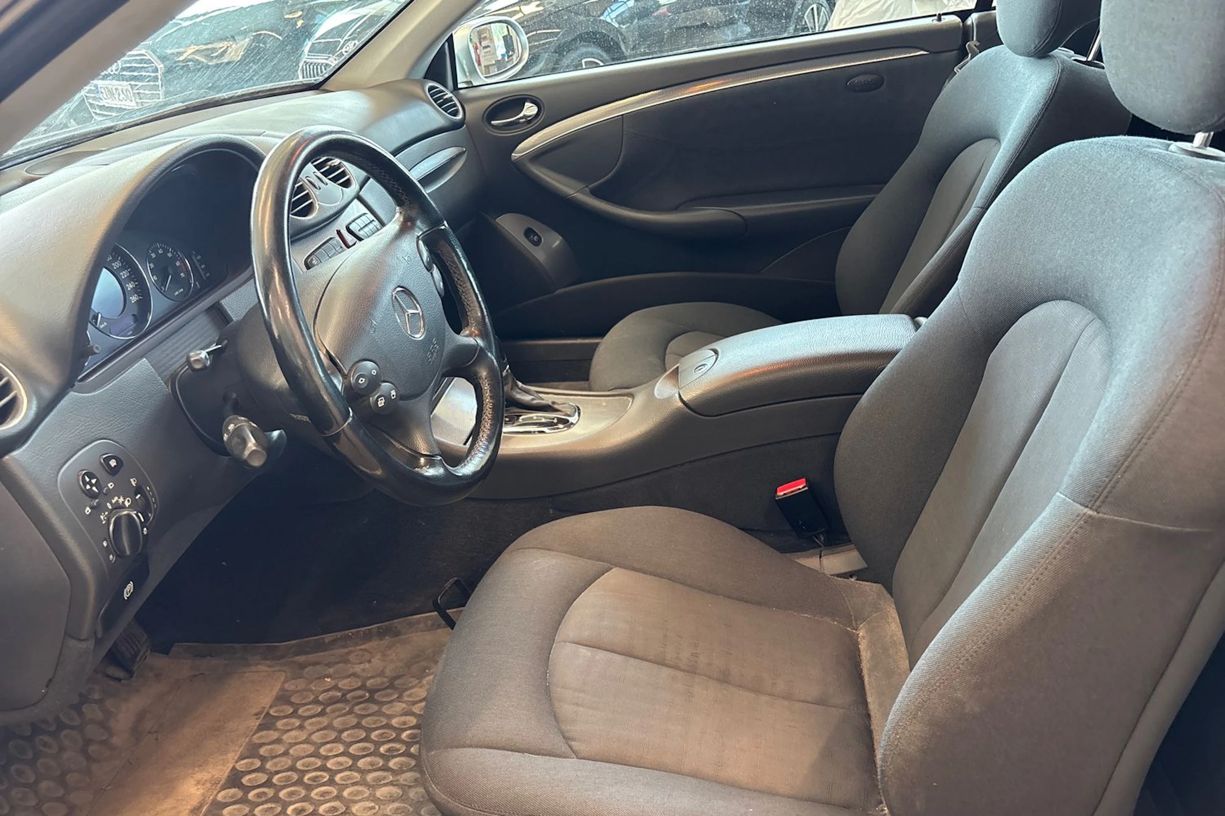 harmaa Mercedes-Benz CLK 2003 kuva 25.