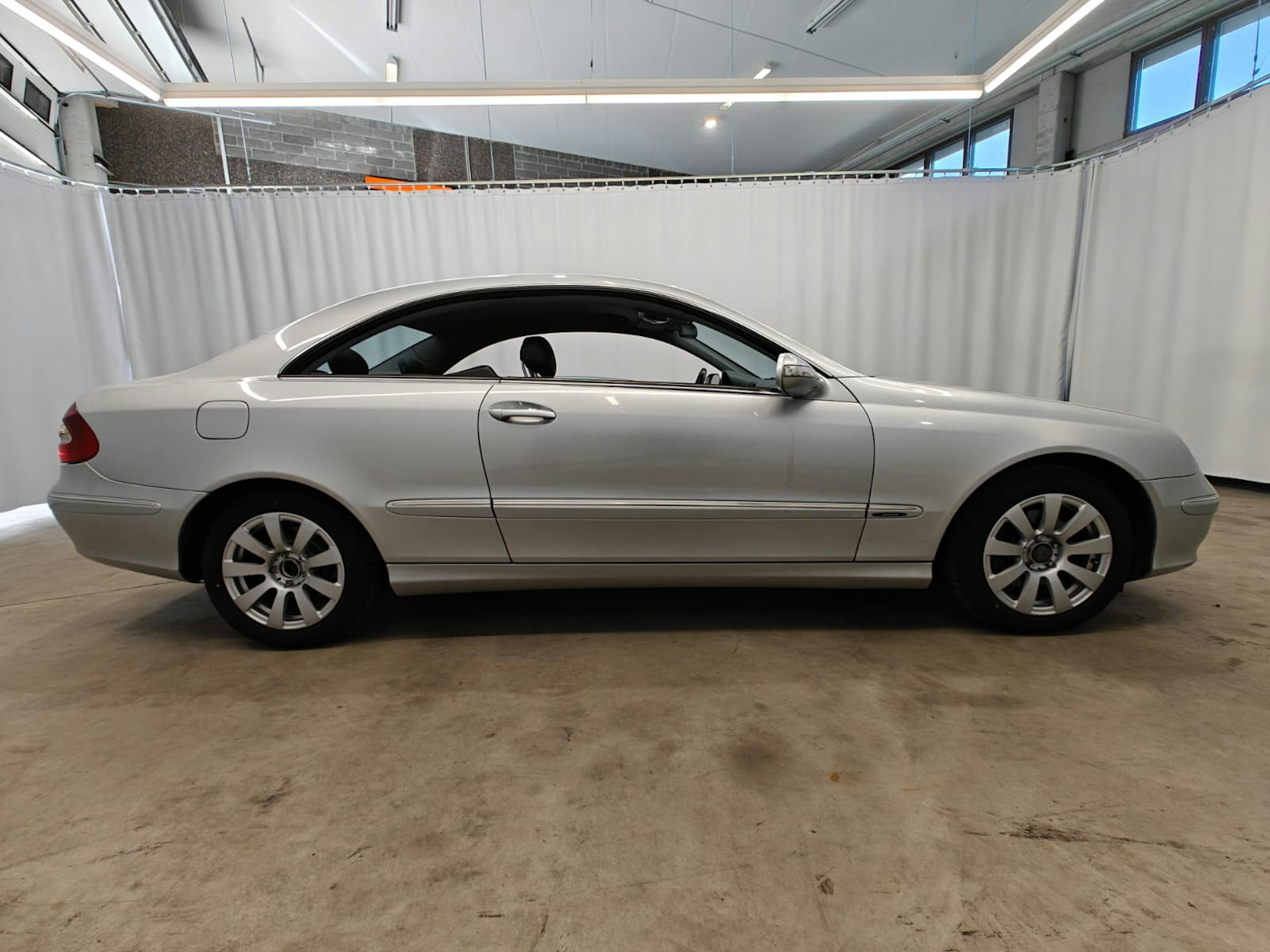 harmaa Mercedes-Benz CLK 2004 kuva 2.