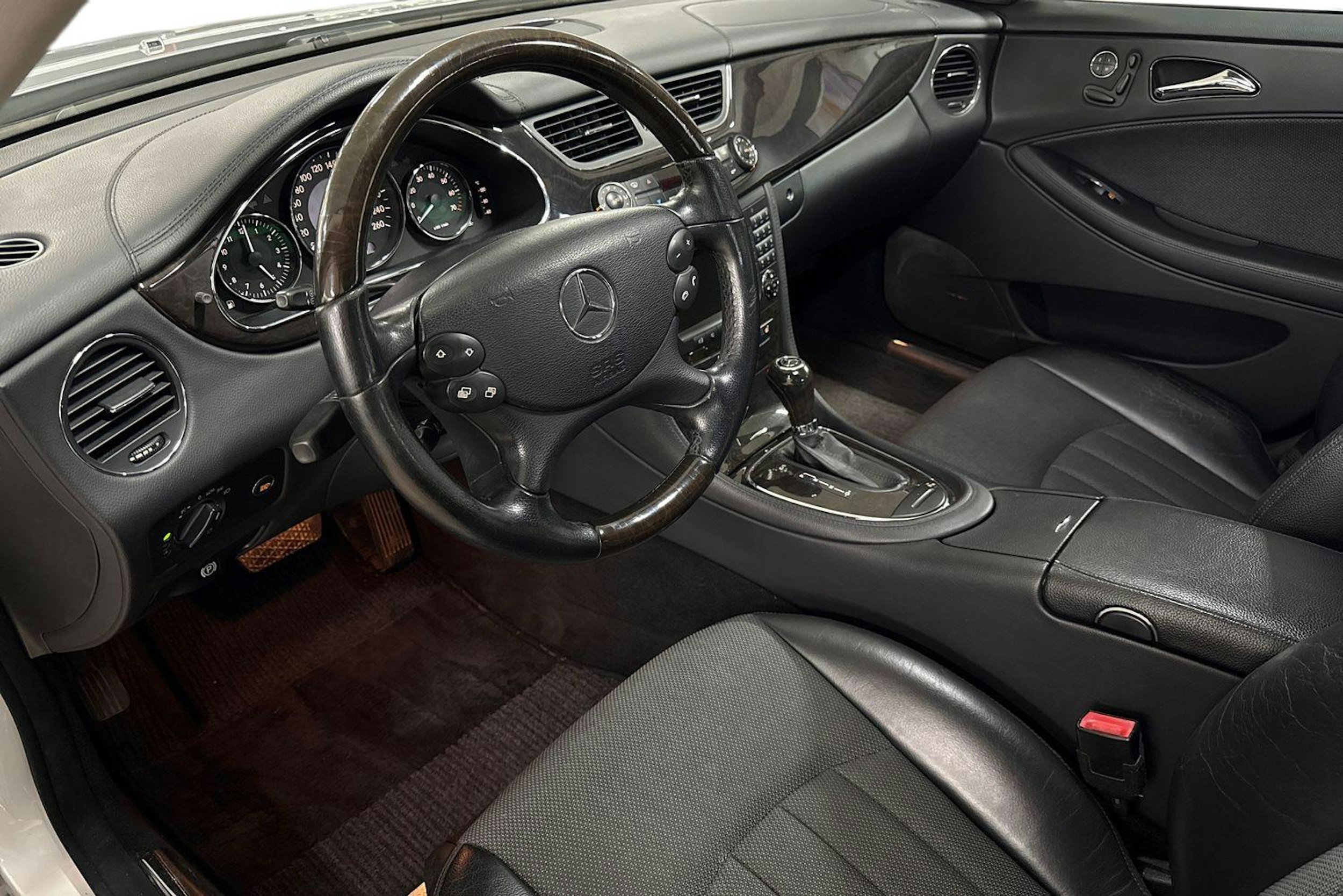 harmaa Mercedes-Benz CLS 2005 kuva 7.