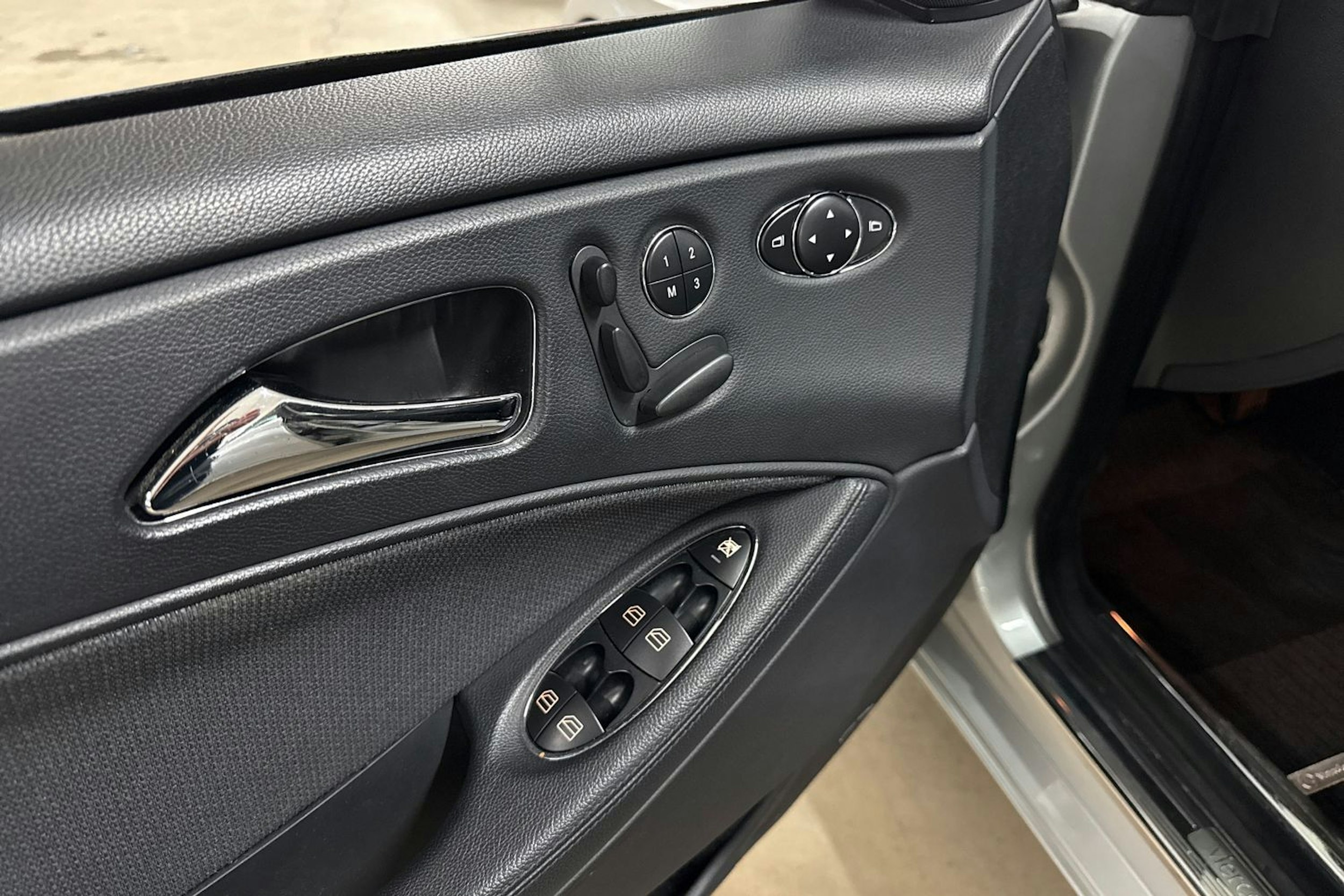 harmaa Mercedes-Benz CLS 2005 kuva 16.