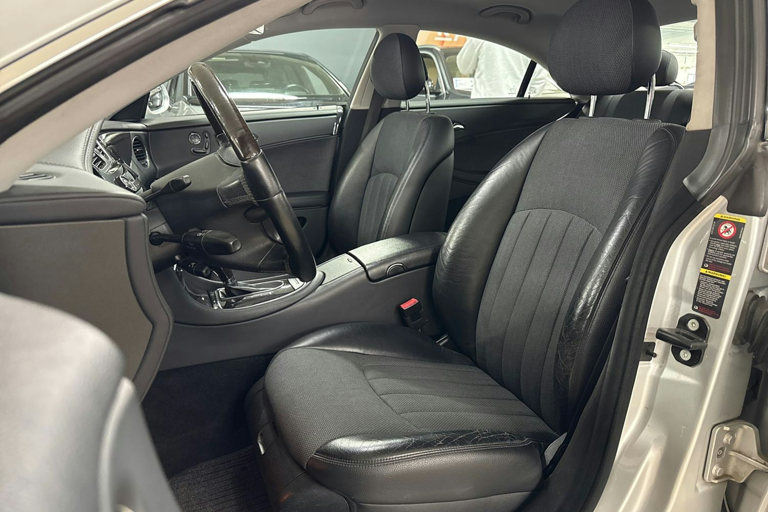 harmaa Mercedes-Benz CLS 2005 kuva 18.