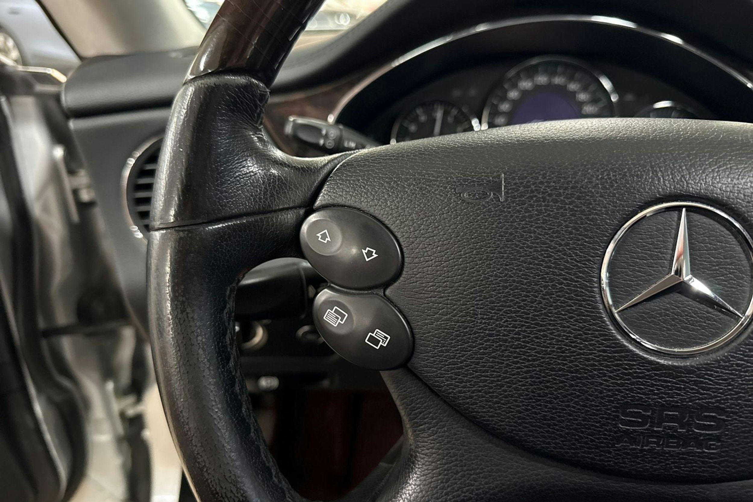 harmaa Mercedes-Benz CLS 2005 kuva 19.