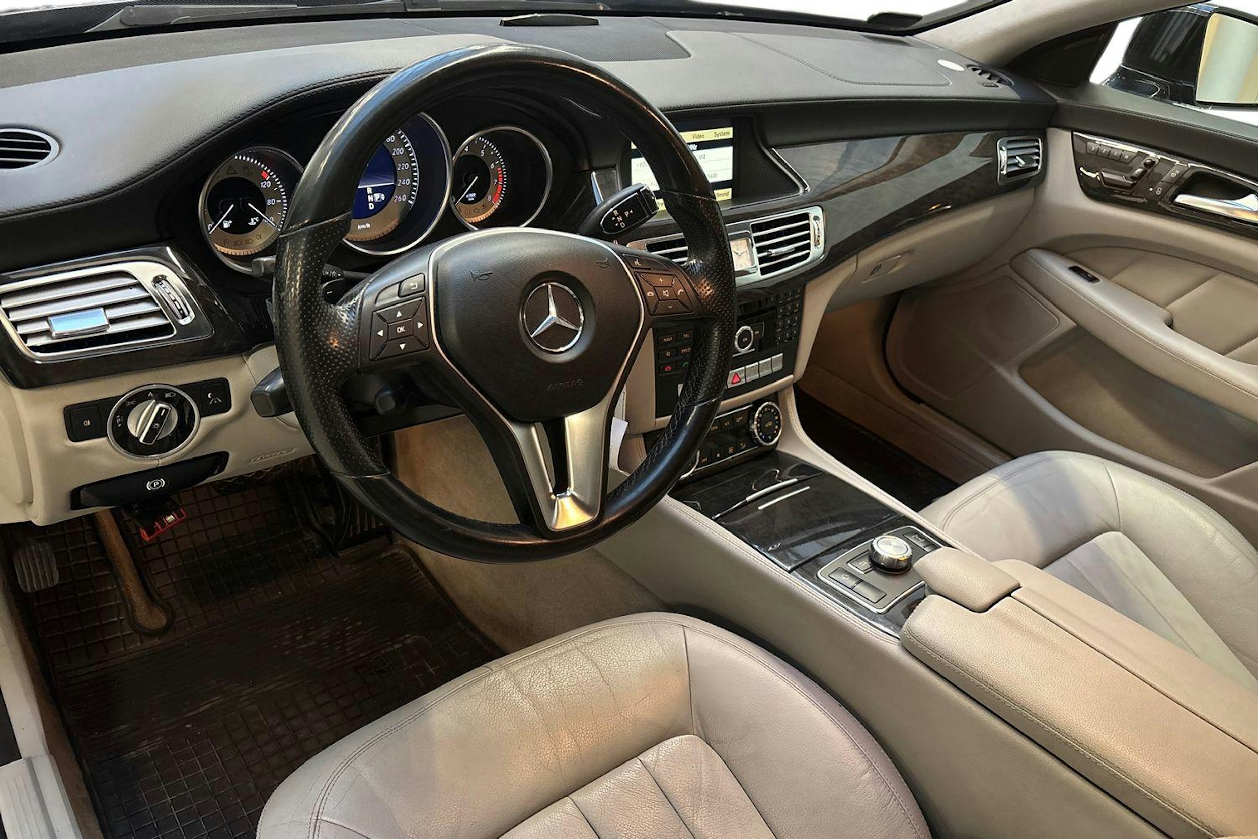 musta Mercedes-Benz CLS 2011 kuva 7.