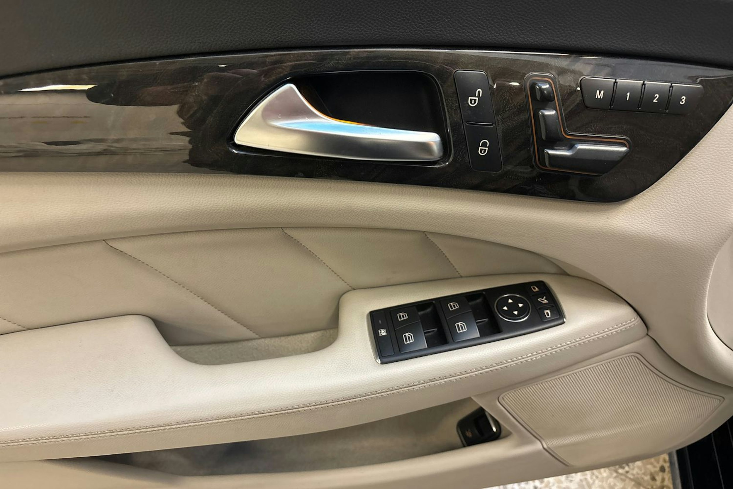 musta Mercedes-Benz CLS 2011 kuva 16.