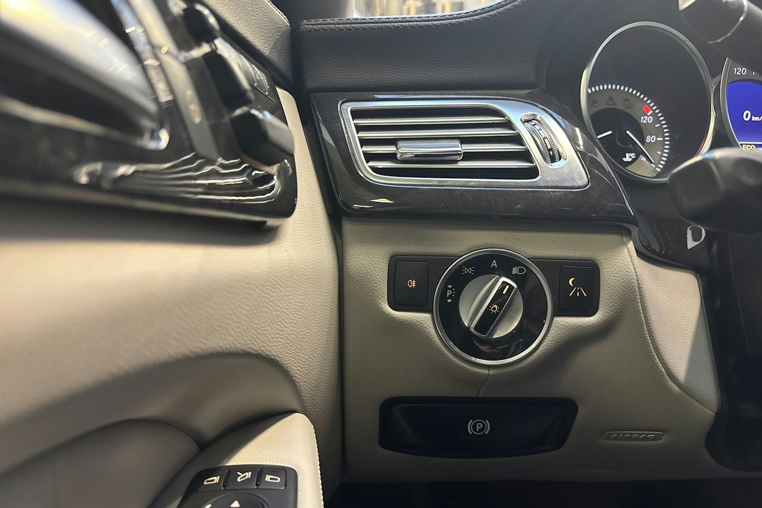 musta Mercedes-Benz CLS 2011 kuva 17.