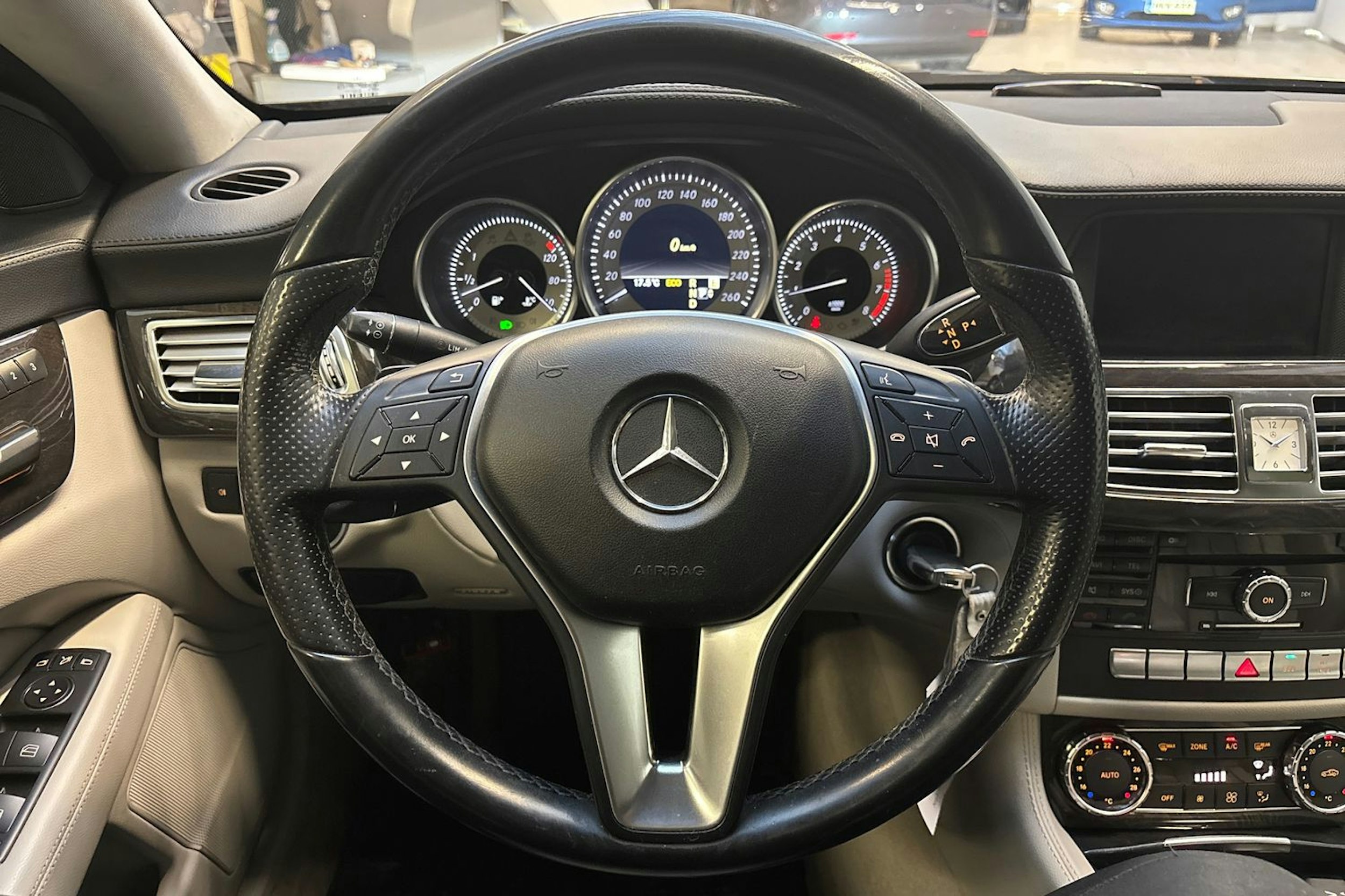 musta Mercedes-Benz CLS 2011 kuva 18.