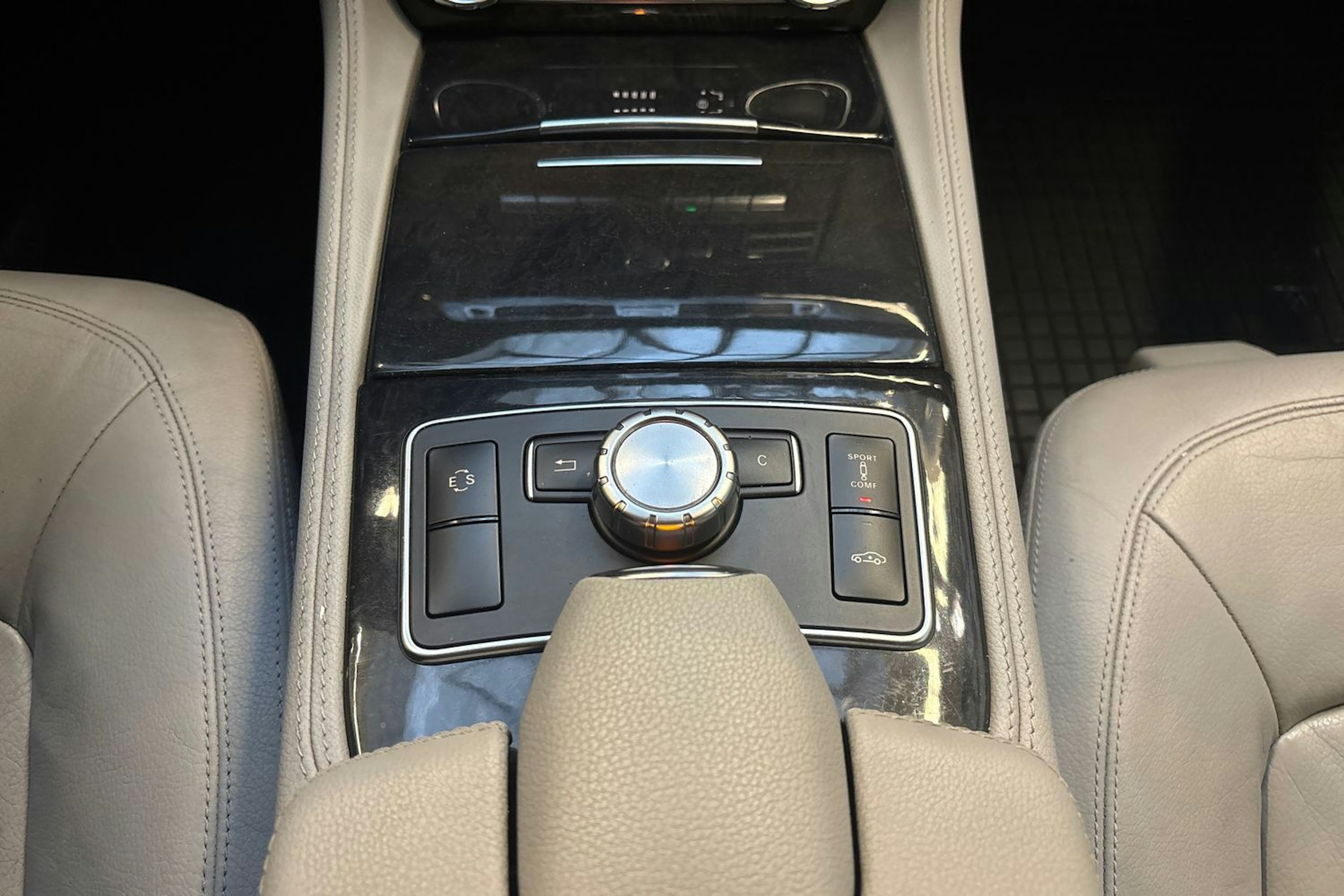 musta Mercedes-Benz CLS 2011 kuva 23.