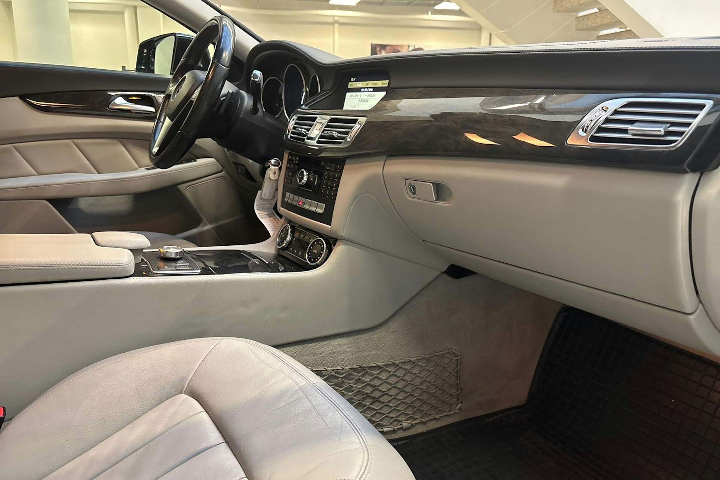 musta Mercedes-Benz CLS 2011 kuva 25.