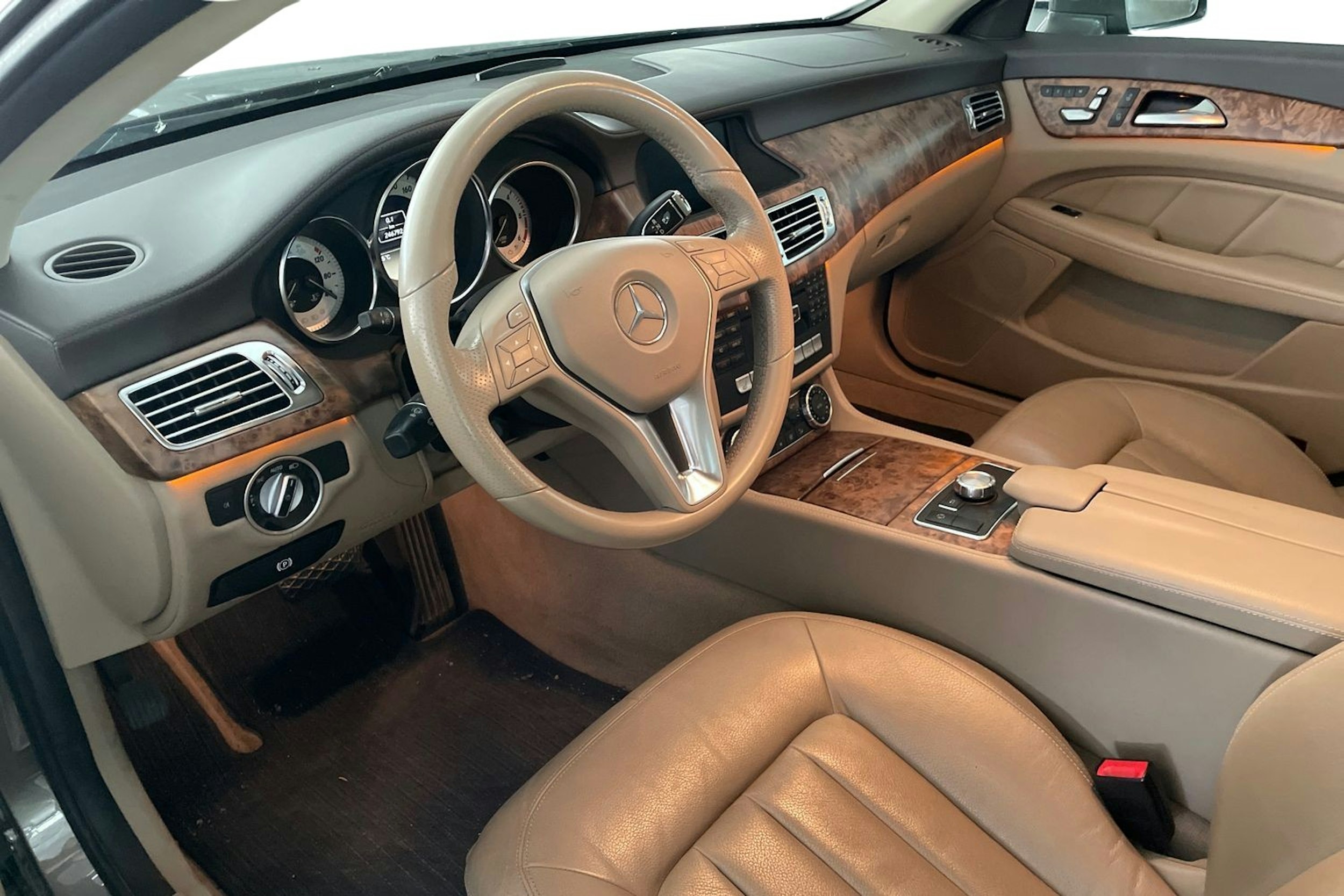 ruskea (beige) Mercedes-Benz CLS 2011 kuva 3.