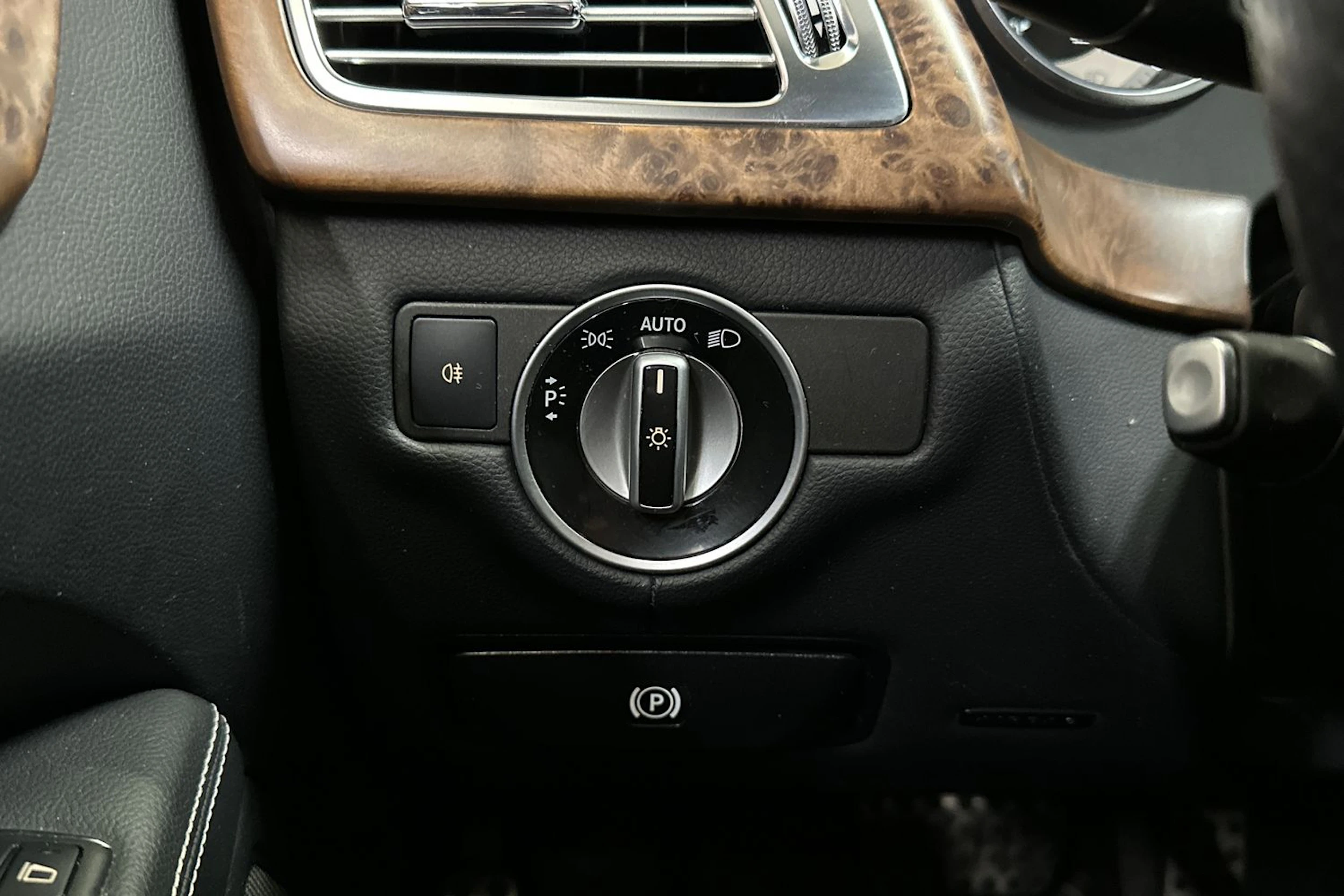 valkoinen Mercedes-Benz CLS 2012 kuva 28.