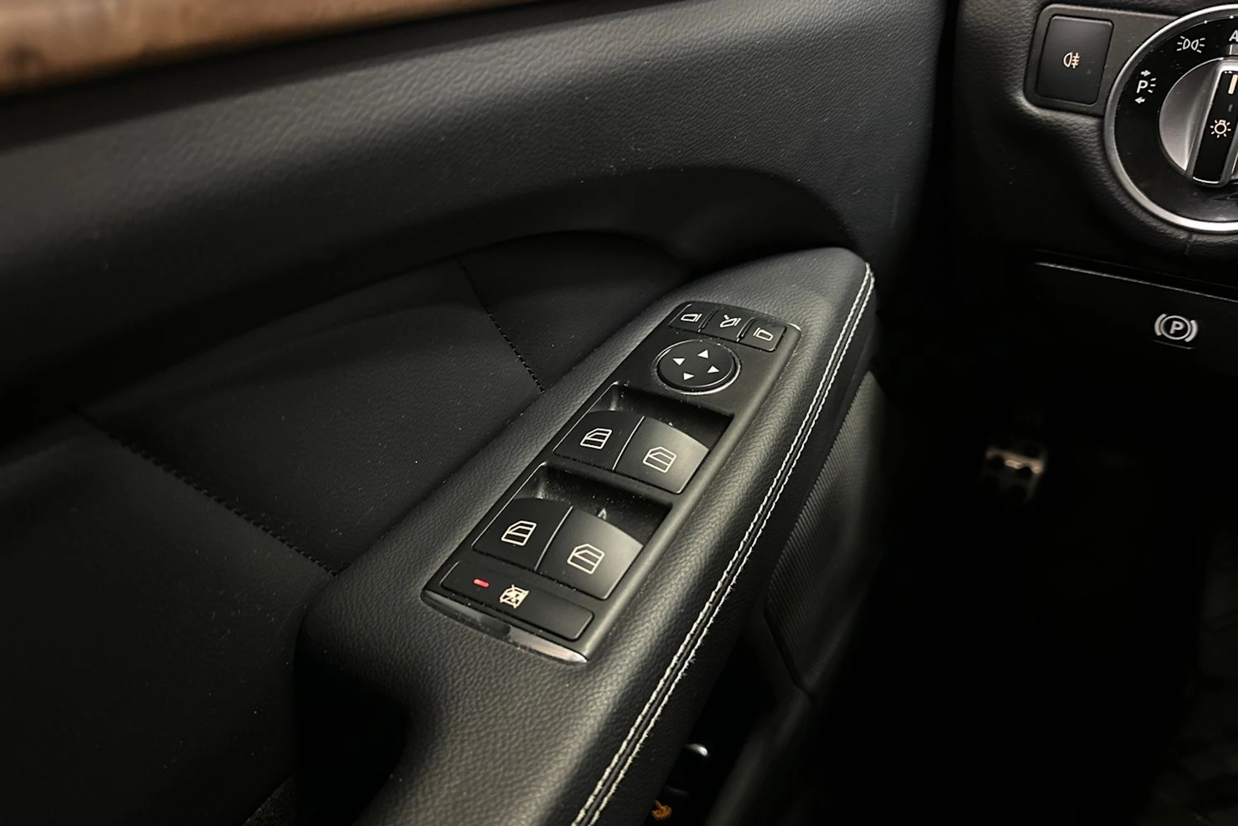 valkoinen Mercedes-Benz CLS 2012 kuva 30.