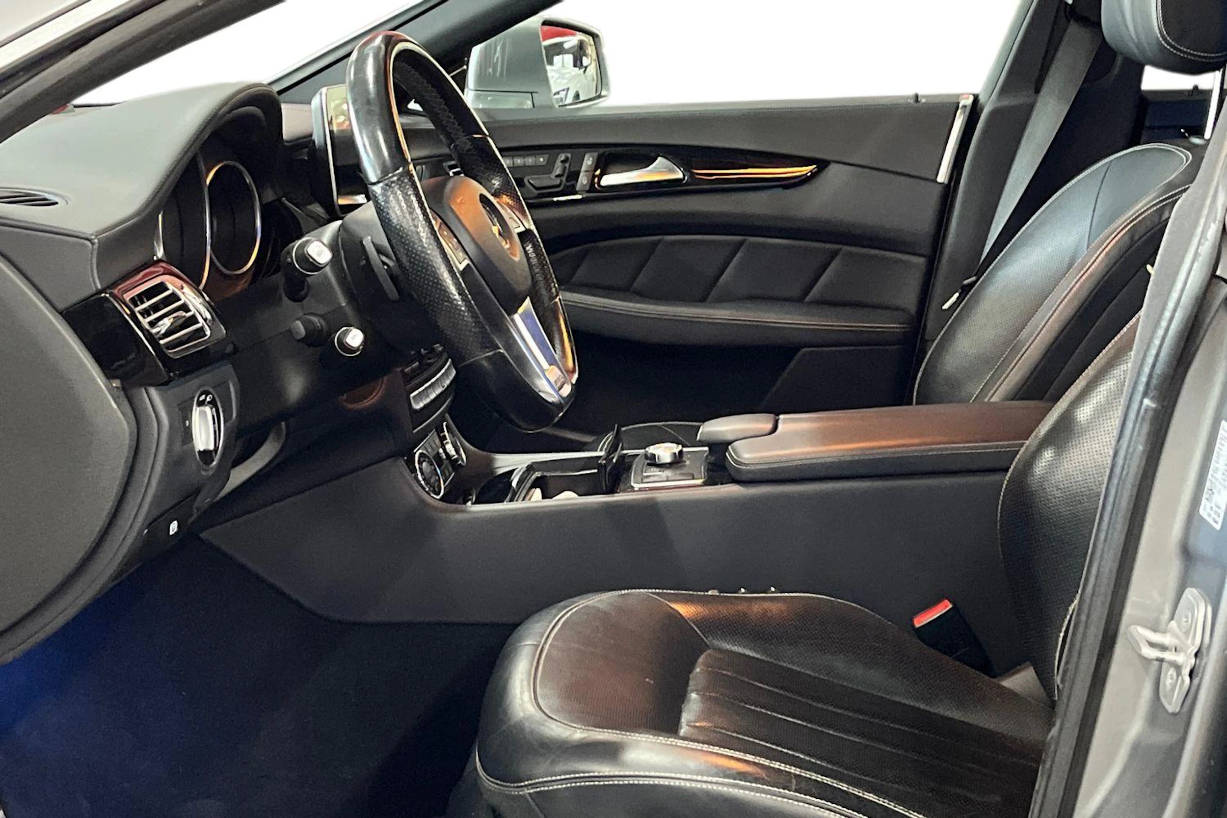 Harmaa Mercedes-Benz CLS 2013 kuva 6.